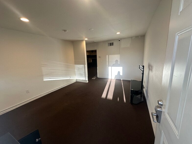 2911-2943 Sammy Davis Jr Dr, Las Vegas, NV for lease - Building Photo - Image 3 of 7