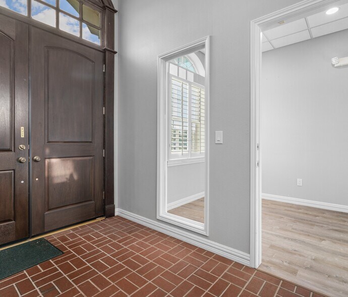 2000 Precinct Line Rd, Hurst, TX à louer - Photo du bâtiment - Image 2 de 20