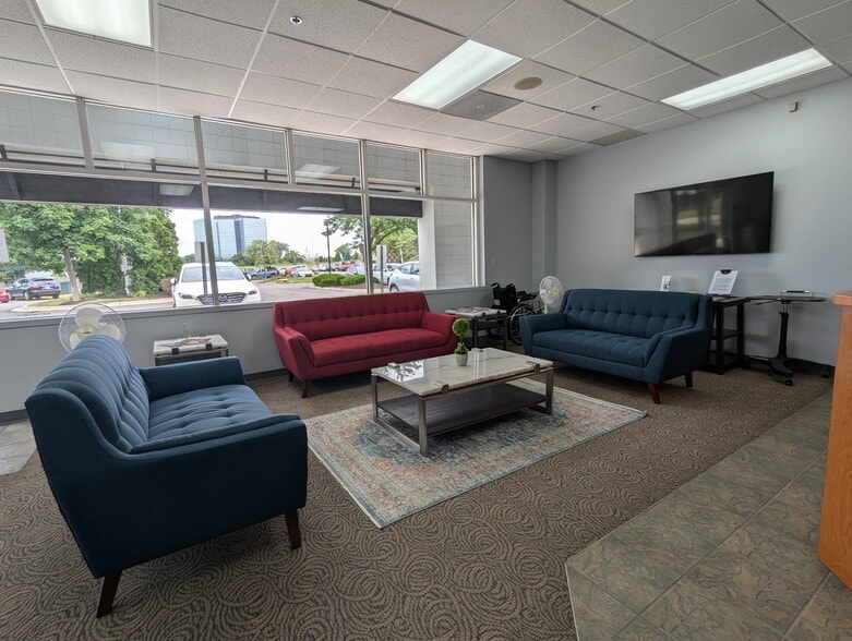 7133 W 95th St, Overland Park, KS for lease - Interior Photo - Image 1 of 12