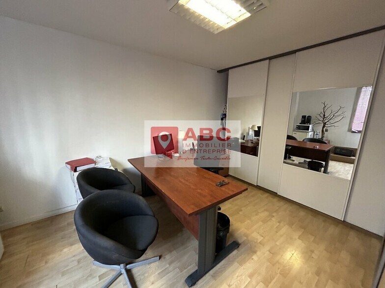 Flex in Lunel for lease - Interior Photo - Image 2 of 2