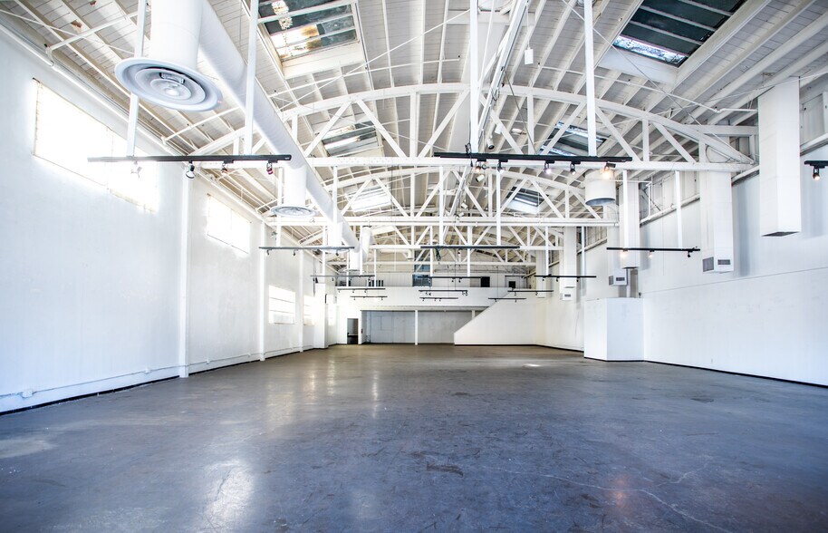 2221-2251 S Sepulveda Blvd, Los Angeles, CA for lease - Building Photo - Image 2 of 17
