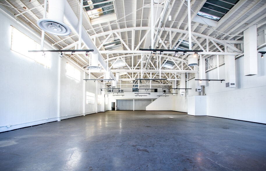 2221-2251 S Sepulveda Blvd, Los Angeles, CA à louer - Photo du bâtiment - Image 2 de 17