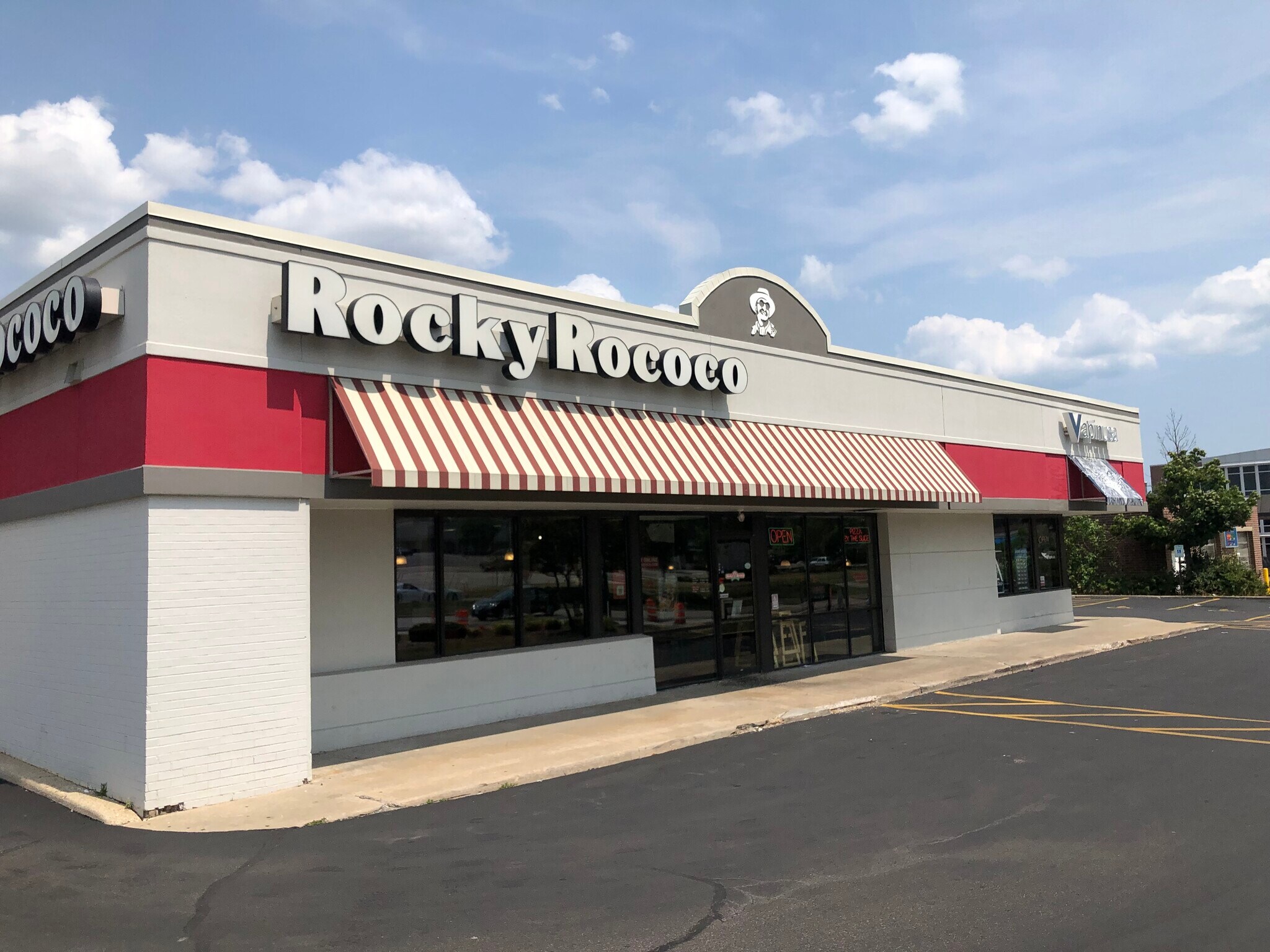 8300 W Brown Deer Rd, Milwaukee, WI à louer Photo du bâtiment- Image 1 de 5