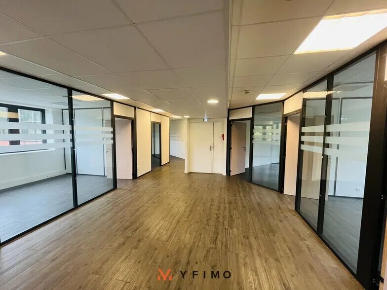 Office in Montigny-le-Bretonneux for lease - Interior Photo - Image 2 of 4