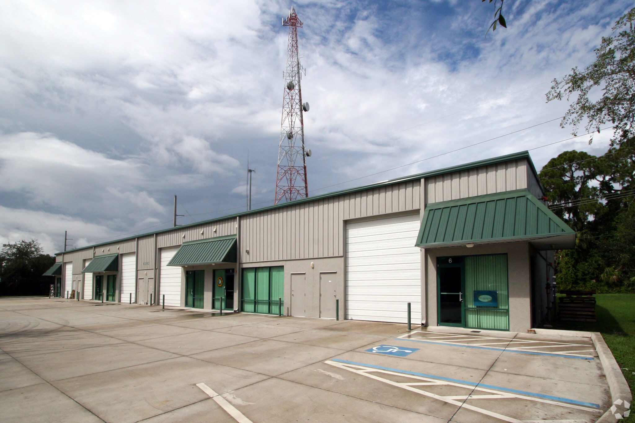 6292 Tower Ln, Sarasota, FL à louer Photo principale- Image 1 de 3