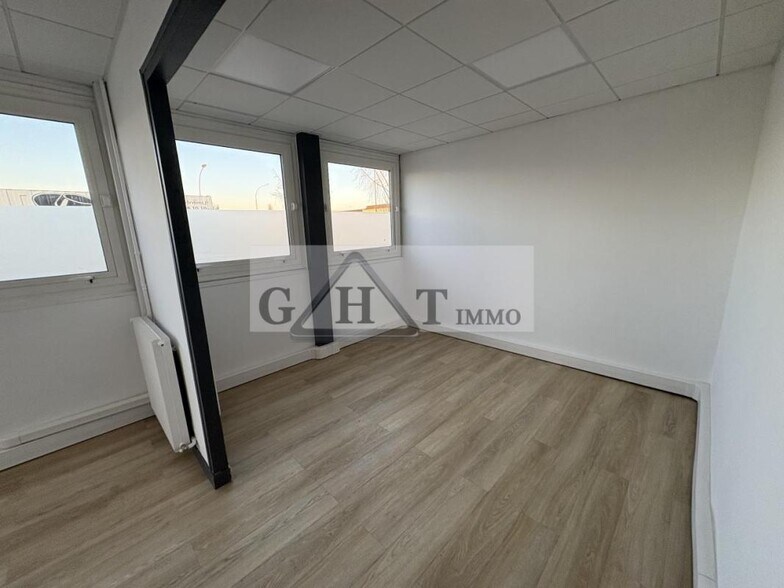 Bureau dans Vaux-le-Pénil à louer - Photo intérieure - Image 3 de 12