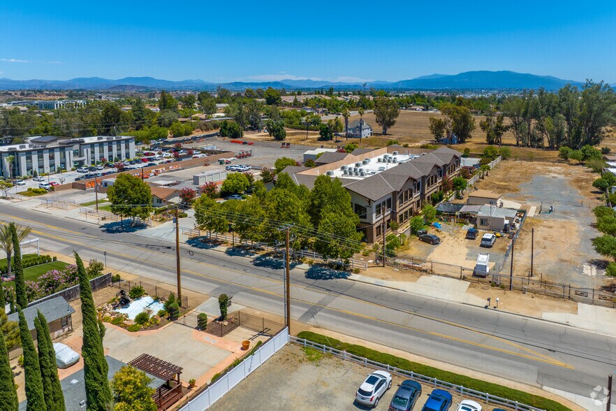 41856 Ivy St, Murrieta, CA à louer - Photo du bâtiment - Image 3 de 5