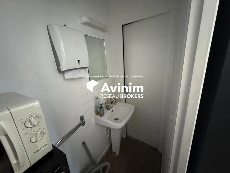 Industrial in Stains for lease - Interior Photo - Image 3 of 3