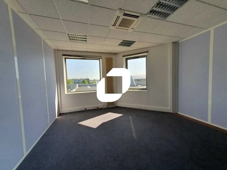 Office in Poissy for lease - Interior Photo - Image 3 of 9