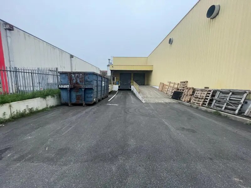 Local d'activités dans La Ville-du-Bois à vendre Photo du bâtiment- Image 1 de 18