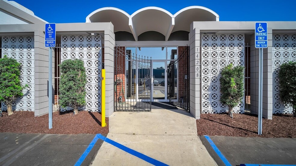 14208 Towne Ave, Los Angeles, CA à vendre - Photo du bâtiment - Image 2 de 12