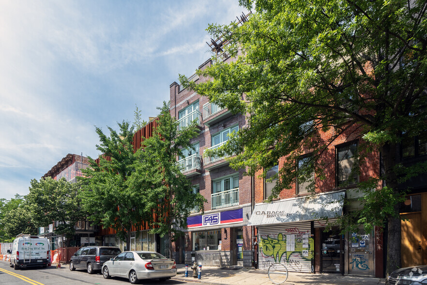 287 Grand St, Brooklyn, NY for sale - Primary Photo - Image 1 of 1