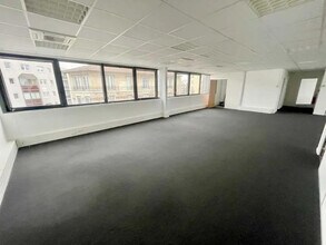 76 Boulevard De La République, Boulogne-Billancourt for lease Interior Photo- Image 2 of 7