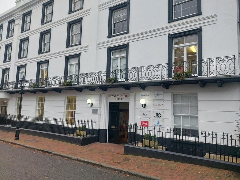 The Pantiles, Tunbridge Wells for lease - Building Photo - Image 2 of 23