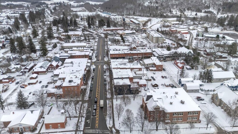 24 Monroe St, Ellicottville, NY à vendre - Photo du bâtiment - Image 2 de 34