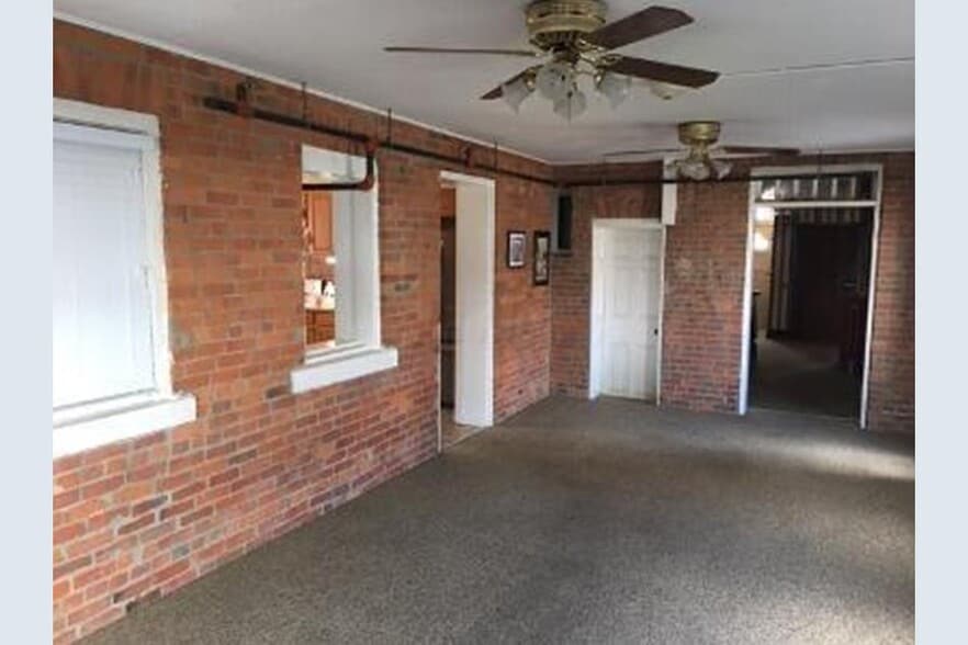 16 N Main St, London, OH for lease - Interior Photo - Image 2 of 12