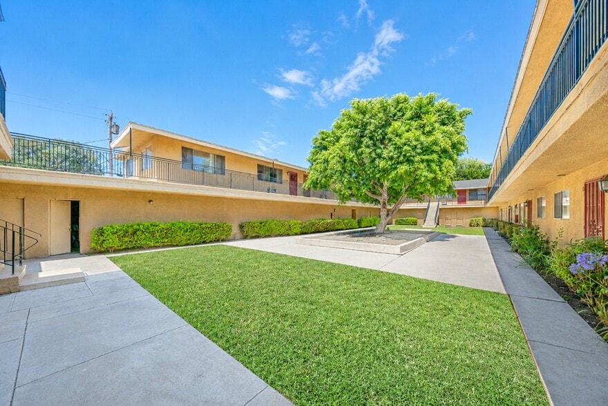 383 Orchid Ln, Pomona, CA à vendre - Photo du bâtiment - Image 1 de 47