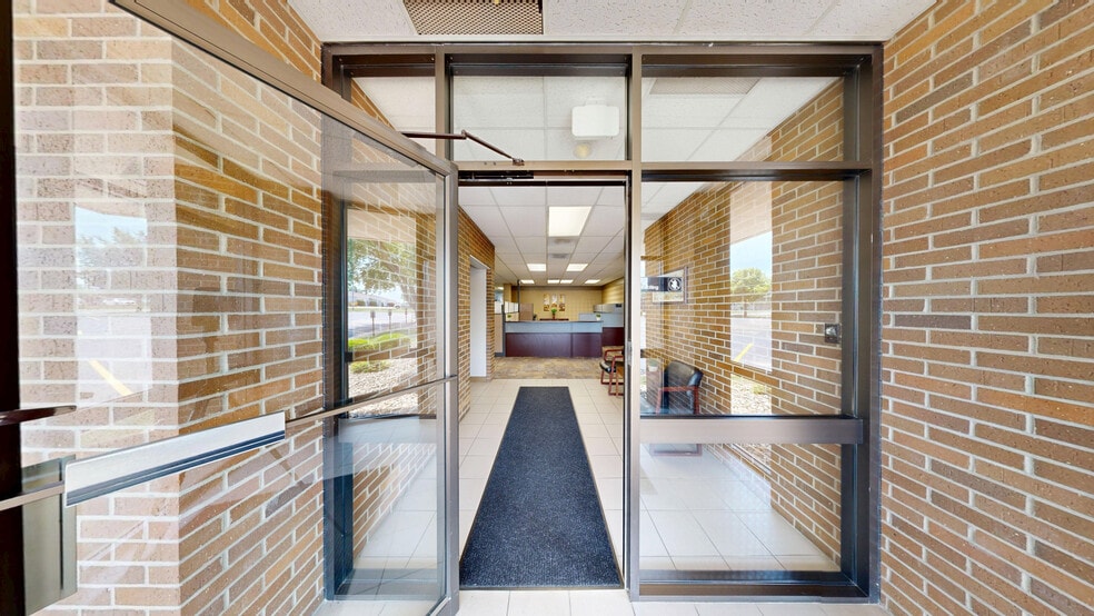 2709 McGraw Dr, Bloomington, IL for sale - Matterport 3D Scan - Image 2 of 24