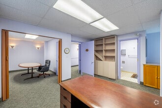 811 Oakwood Dr, Rochester, MI for lease Interior Photo- Image 2 of 4