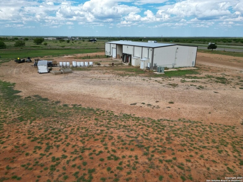 13688 Interstate 35, Dilley, TX for lease - Primary Photo - Image 1 of 1