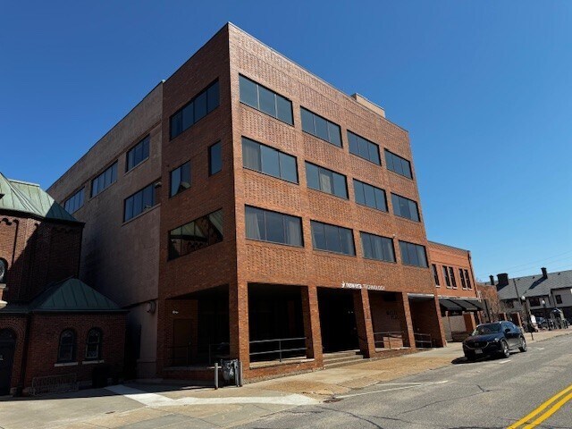 210 McClellan St, Wausau, WI à louer - Photo principale - Image 1 de 9