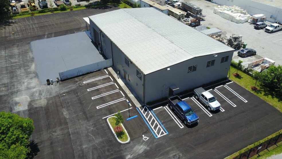 11913 NW 99th Ave, Hialeah Gardens, FL for lease - Building Photo - Image 1 of 4