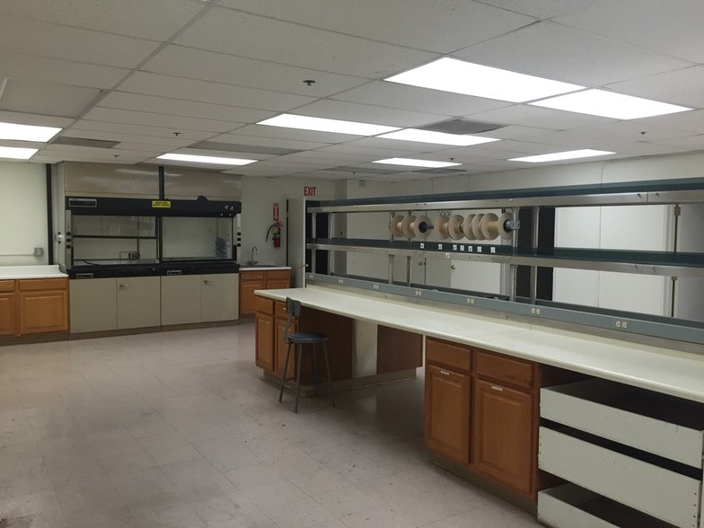 720 Olive Dr, Davis, CA for lease - Interior Photo - Image 3 of 27