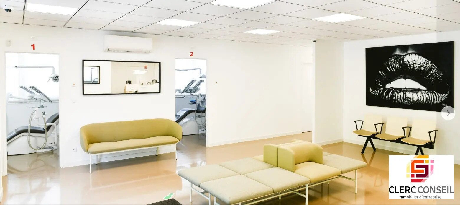 Office in Petit-Couronne for lease Interior Photo- Image 1 of 22