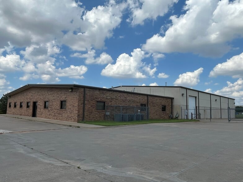 3120 Melcat Dr, Oklahoma City, OK à louer - Photo du bâtiment - Image 2 de 9