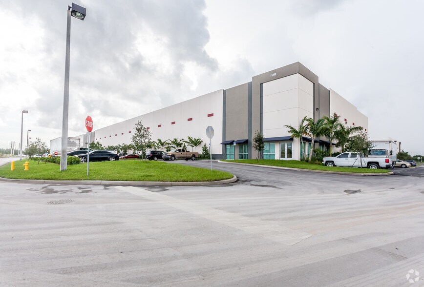 11200 NW 107th St, Miami, FL à louer - Photo du bâtiment - Image 2 de 8