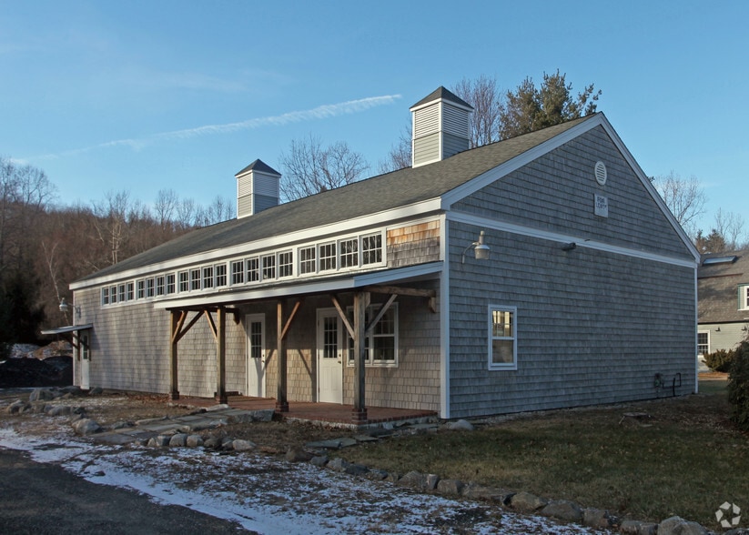 819 Straits Tpke, Middlebury, CT à louer - Photo du bâtiment - Image 2 de 5