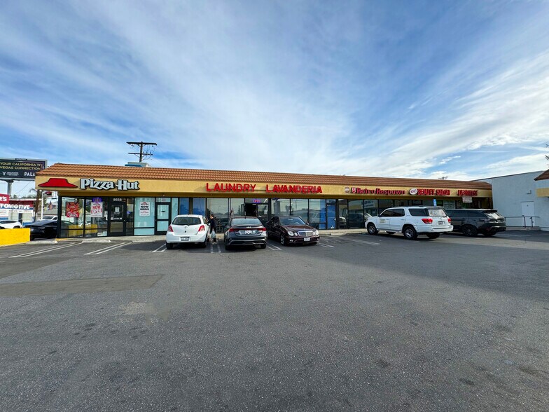 8646-8658 Woodman Ave, Arleta, CA à louer - Photo du bâtiment - Image 2 de 6