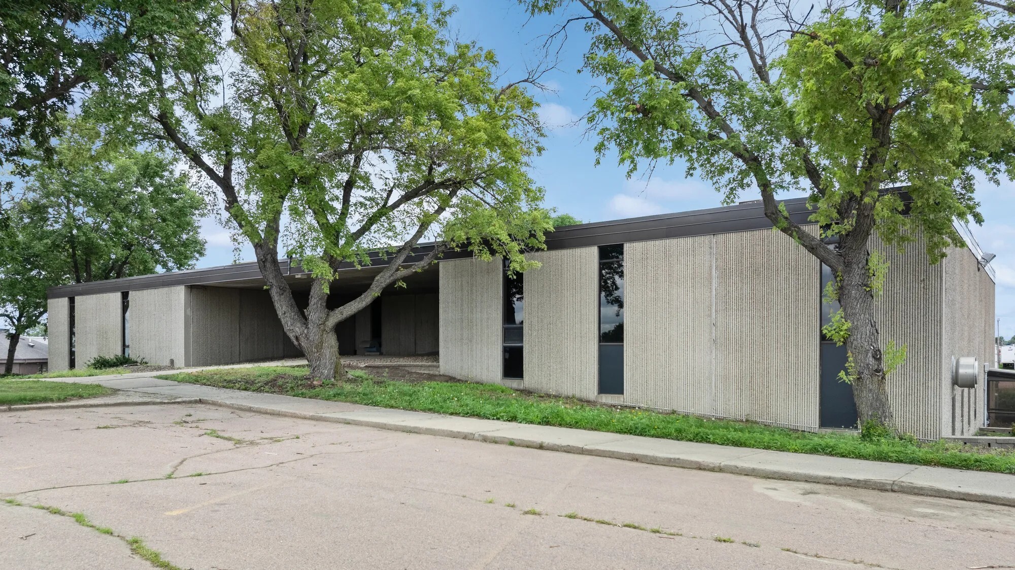 1600 E Benson Rd, Sioux Falls, SD for sale Primary Photo- Image 1 of 12