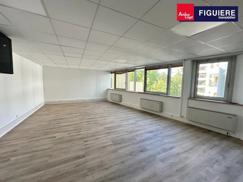 4 Place Barthelemy Niollon, Aix-en-Provence for lease - Interior Photo - Image 2 of 8