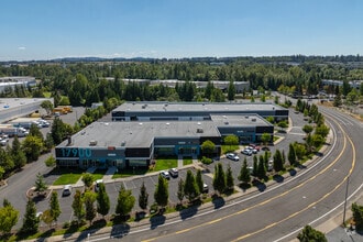 17900 NE Riverside Pkwy, Portland, OR - AERIAL  map view