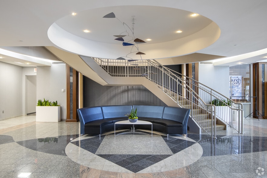 3805 Edwards Rd, Cincinnati, OH for lease - Lobby - Image 3 of 15