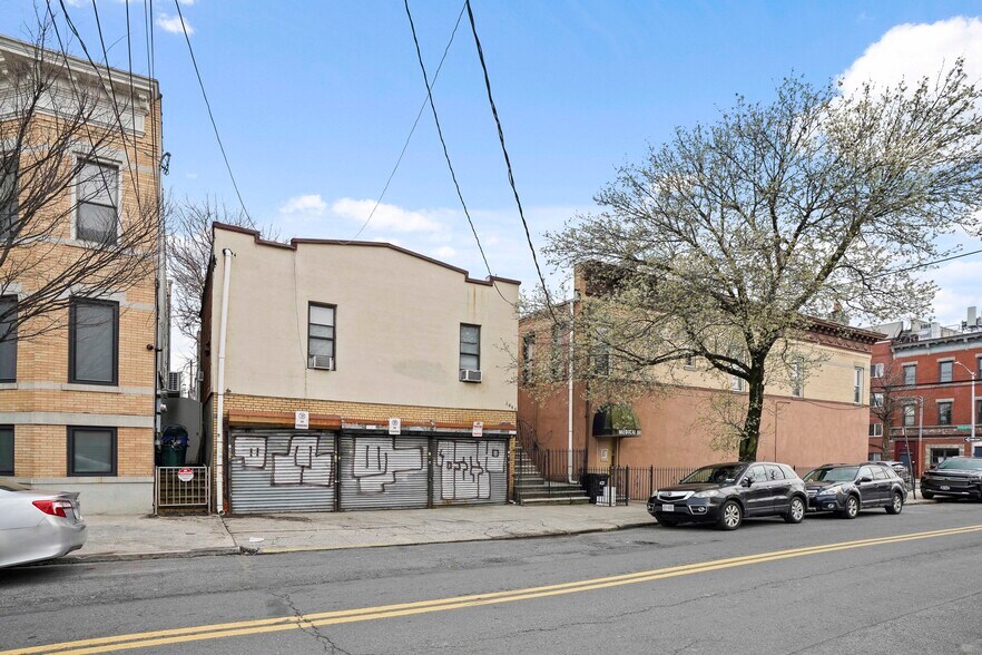 351 Onderdonk Ave, Flushing, NY à vendre - Photo du bâtiment - Image 2 de 6