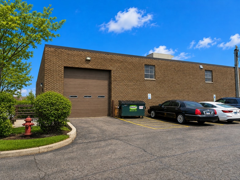 620-630 Estes Ave, Schaumburg, IL for sale - Building Photo - Image 1 of 12