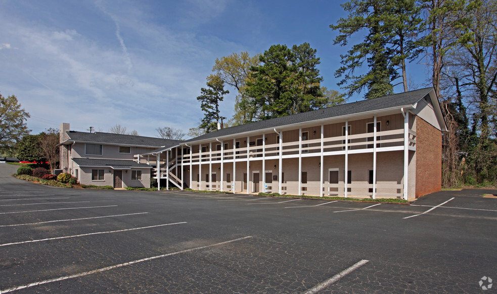 5232 Albemarle Rd, Charlotte, NC à louer - Photo du bâtiment - Image 2 de 7