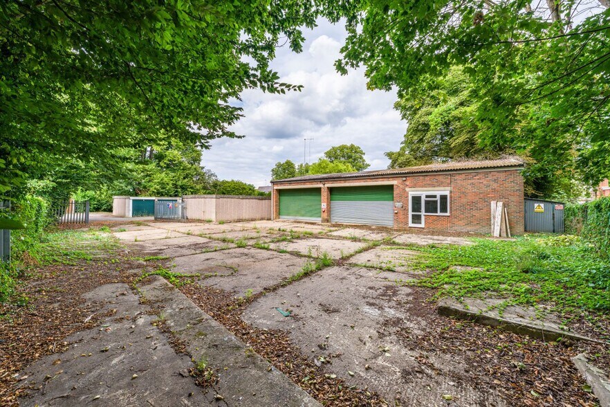 40-42 St. Martins Close, East Horsley for sale - Primary Photo - Image 1 of 7