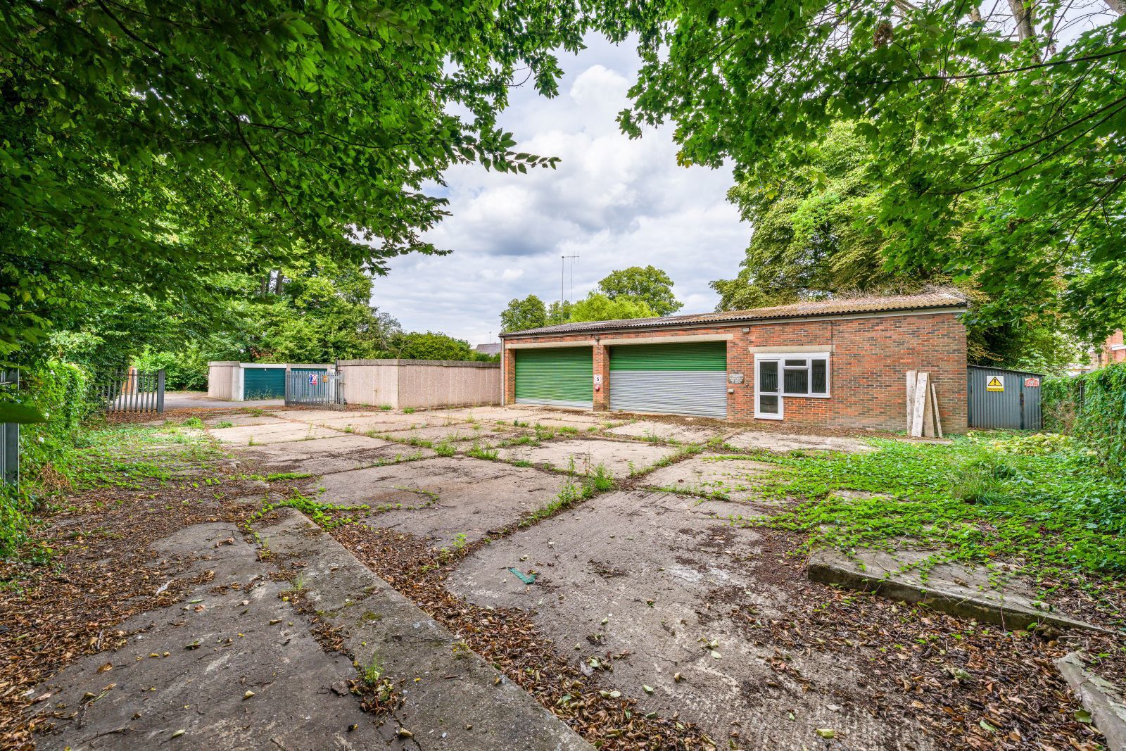 40-42 St. Martins Close, East Horsley à vendre Photo principale- Image 1 de 8