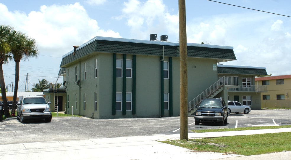 218 7th St, Lake Park, FL for sale - Building Photo - Image 2 of 4