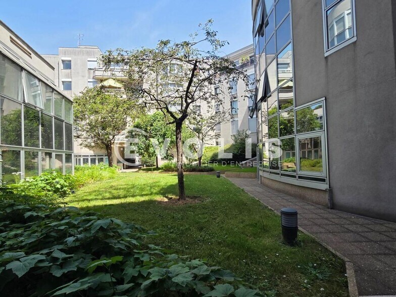 Office in Le Kremlin-Bicêtre for lease - Building Photo - Image 2 of 11