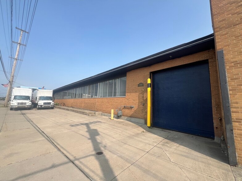 17600 S Waterloo Rd, Cleveland, OH for lease - Building Photo - Image 3 of 5