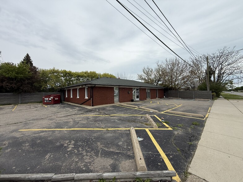 15301 E 8 Mile Rd, Eastpointe, MI for lease - Building Photo - Image 3 of 8