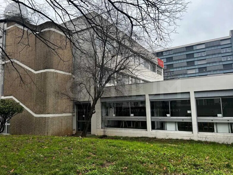 Bureau dans Villeurbanne à louer - Photo du bâtiment - Image 3 de 5