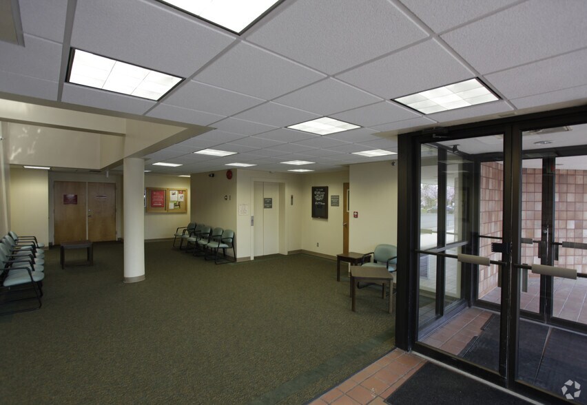 2250 Chapel Ave W, Cherry Hill, NJ à vendre - Hall d’entrée - Image 3 de 7