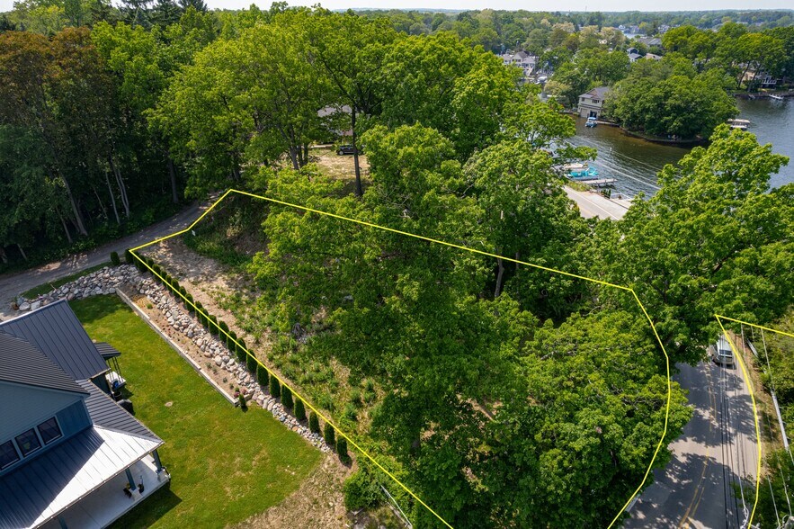 411 Heights rd, Lake Orion, MI à vendre - Photo du bâtiment - Image 2 de 12