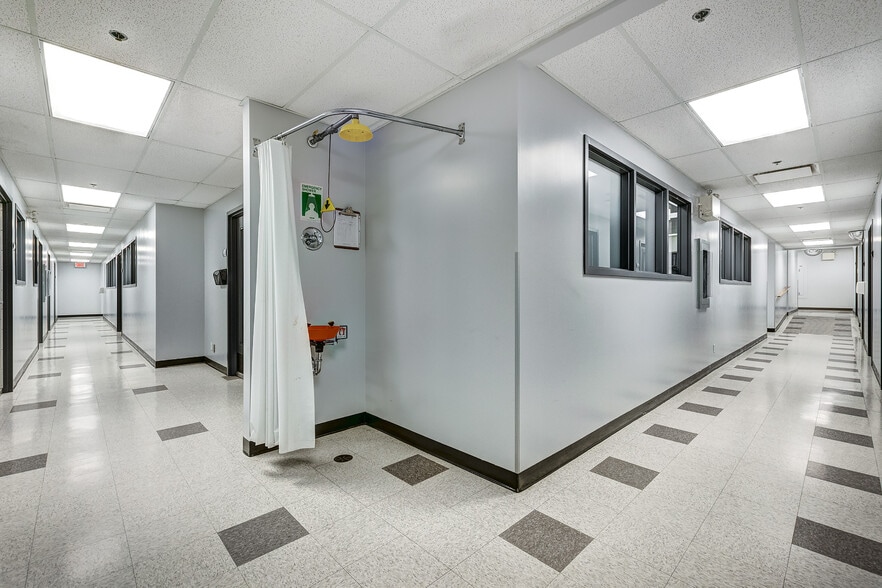 3885 Boul Industriel, Laval, QC for lease - Interior Photo - Image 2 of 12