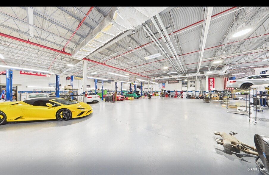 15-01 Pollitt Dr, Fair Lawn, NJ à vendre - Photo du bâtiment - Image 2 de 6